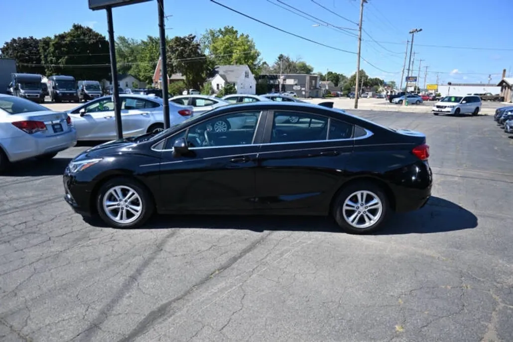 2016 Chevrolet Cruze LT photo 1