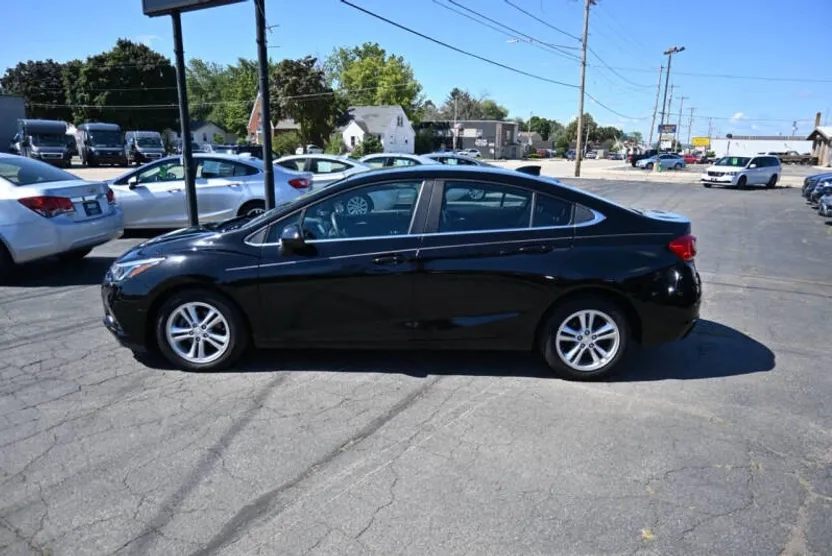 2016 Chevrolet Cruze LT photo 1