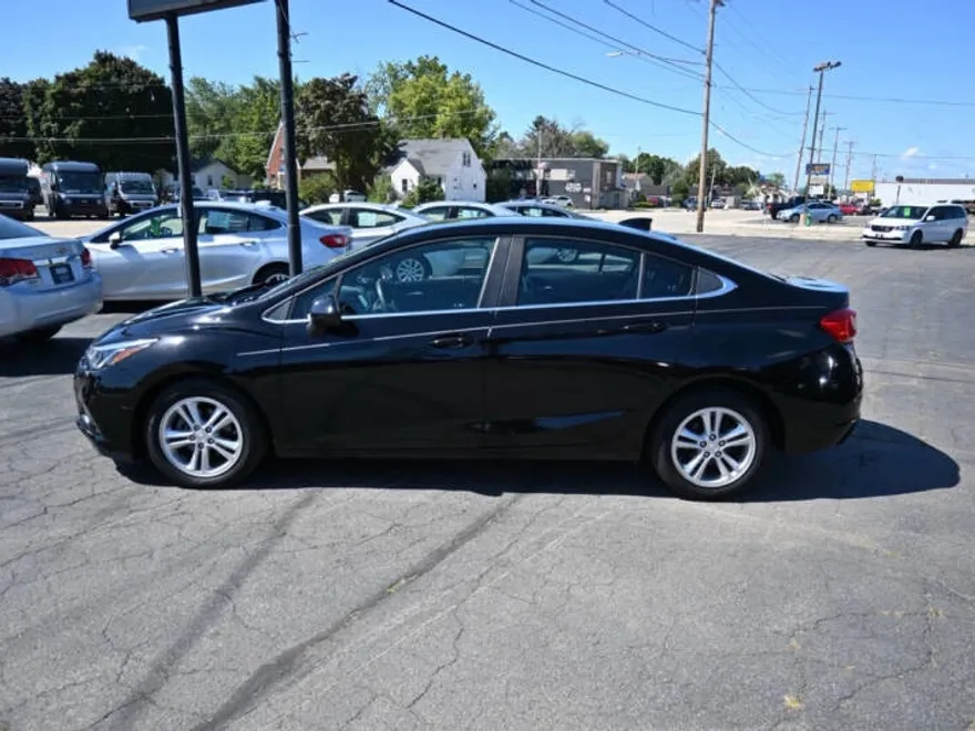 2016 Chevrolet Cruze LT photo 1