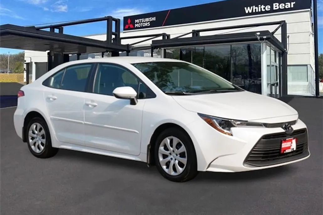 2024 Toyota Corolla LE photo 1