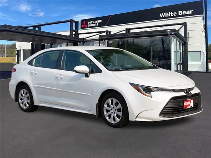 2024 Toyota Corolla LE photo 1