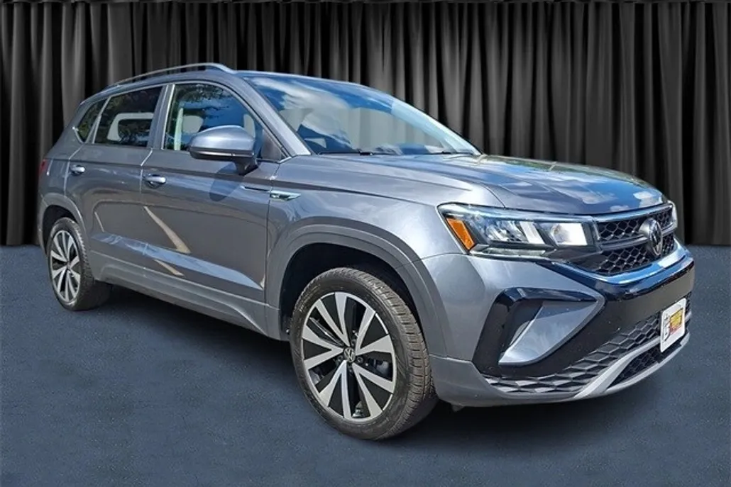 2024 Volkswagen Taos SE photo 1