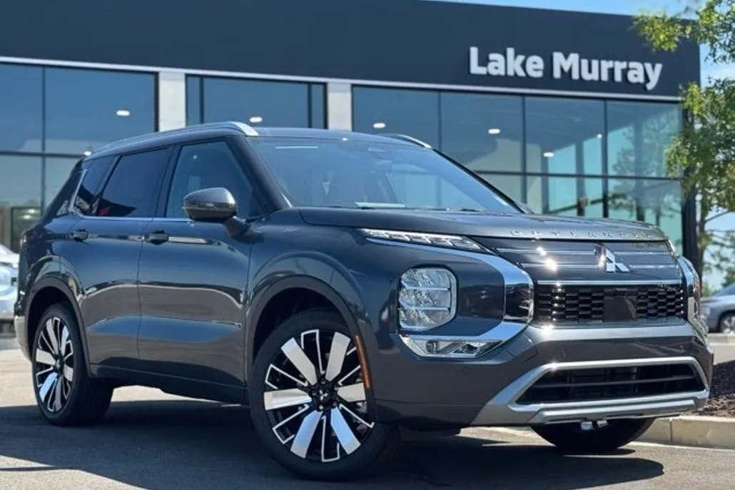 2025 Mitsubishi Outlander SEL photo 1