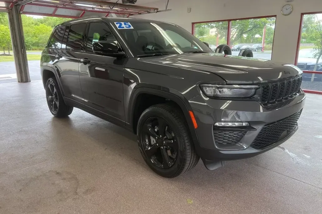 2025 Jeep Grand Cherokee Limited photo 1