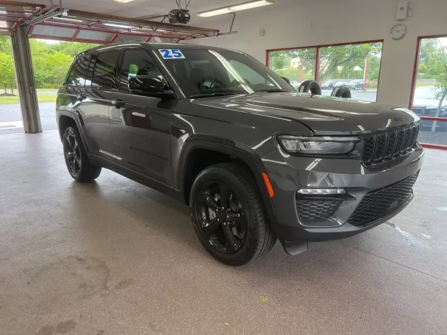 2025 Jeep Grand Cherokee Limited photo 1