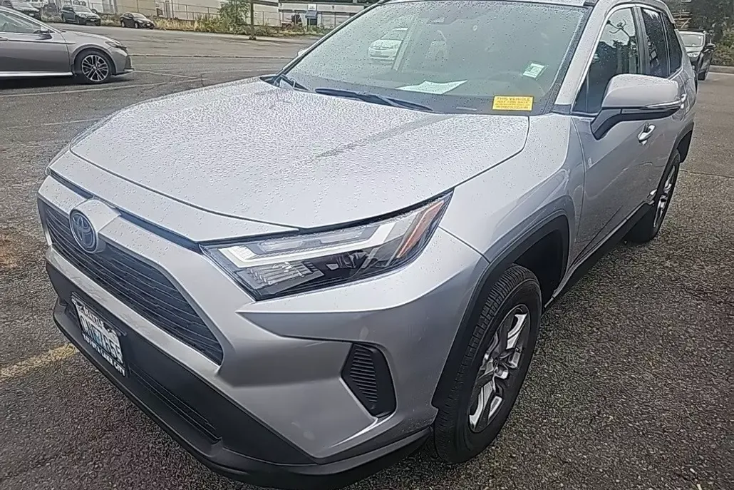 2024 Toyota RAV4 Hybrid LE photo 1