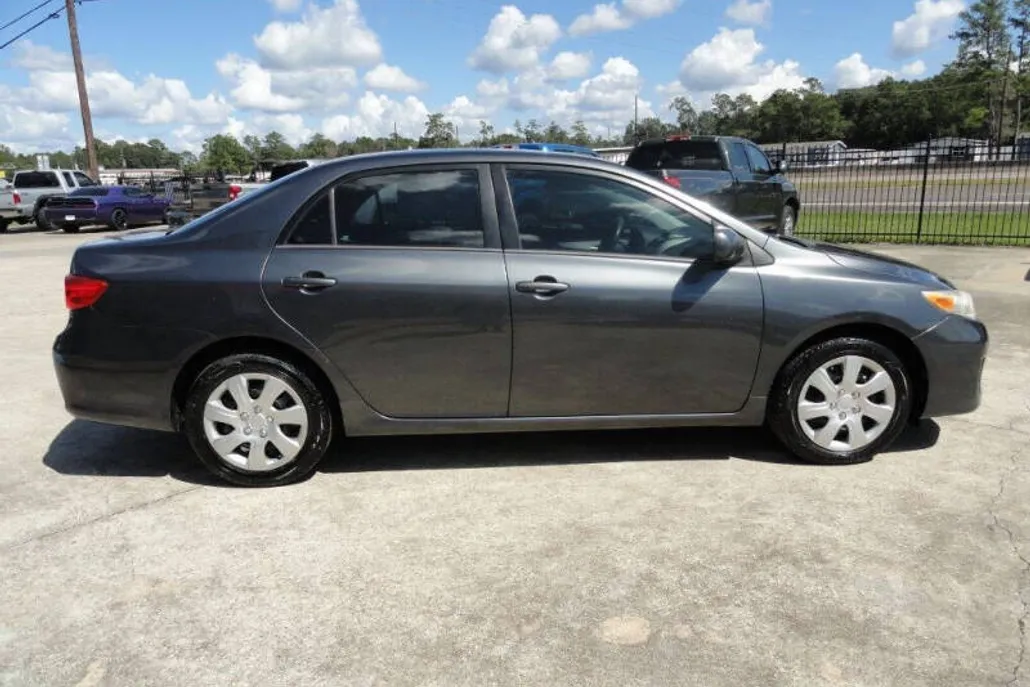 2012 Toyota Corolla LE photo 1