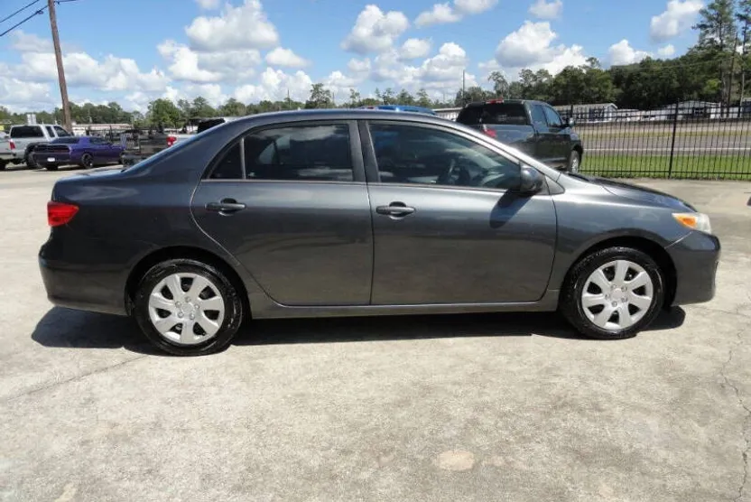 2012 Toyota Corolla LE photo 1