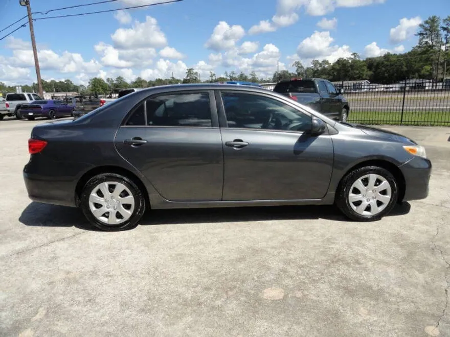 2012 Toyota Corolla LE photo 1
