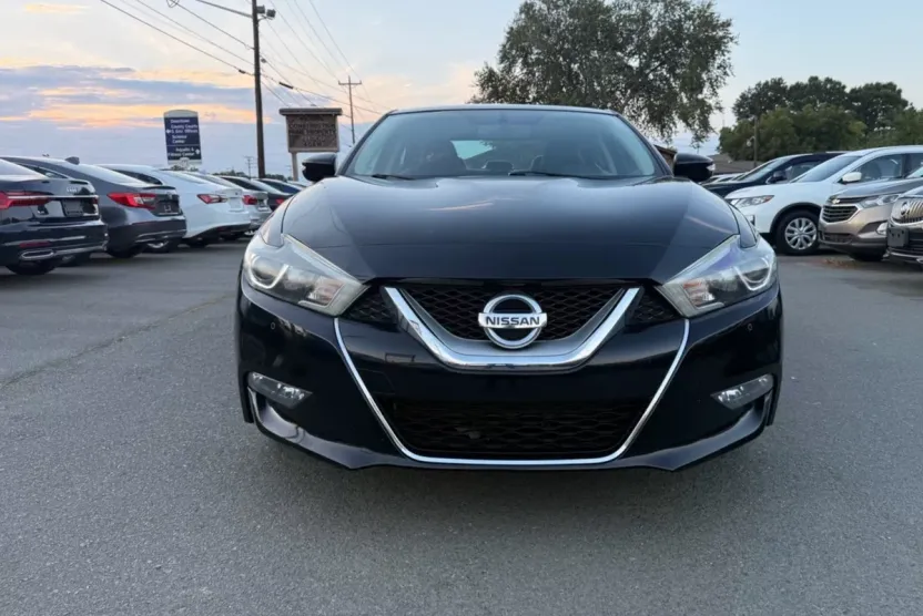 2017 Nissan Maxima SV photo 1