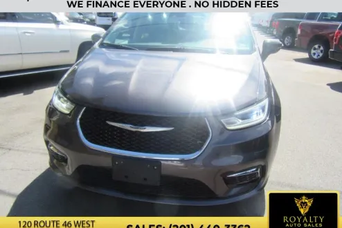 2021 Chrysler Pacifica Touring L photo 2