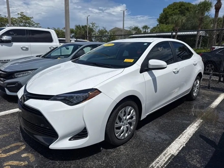 2019 Toyota Corolla L photo 1