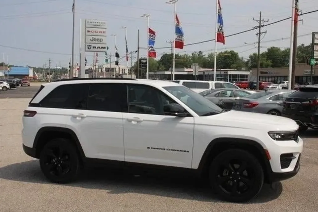 2023 Jeep Grand Cherokee Altitude photo 1