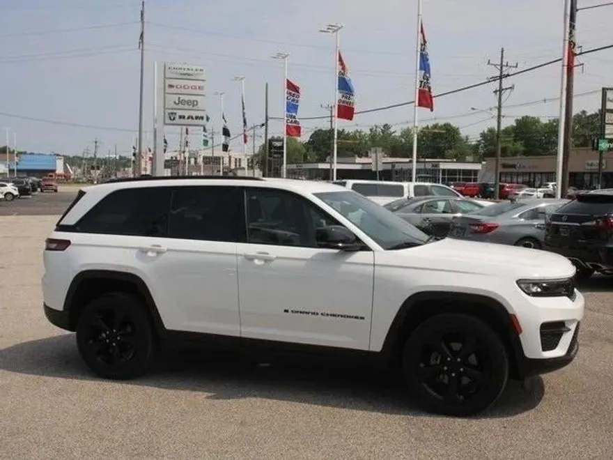 2023 Jeep Grand Cherokee Altitude photo 1