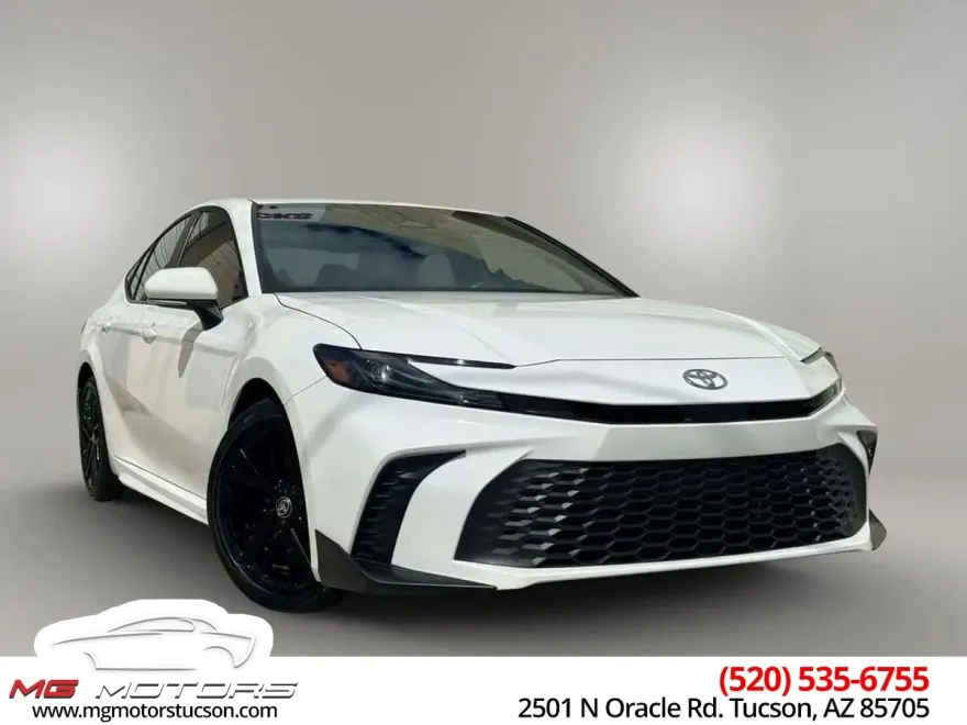 2025 Toyota Camry SE photo 1