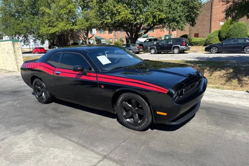 2013 Dodge Challenger SXT photo 1