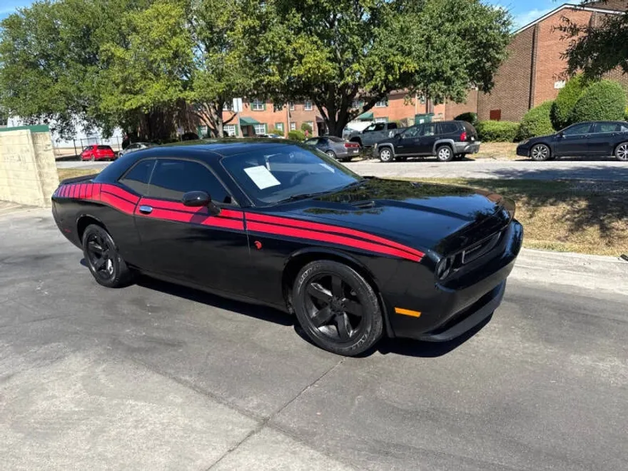 2013 Dodge Challenger SXT photo 1