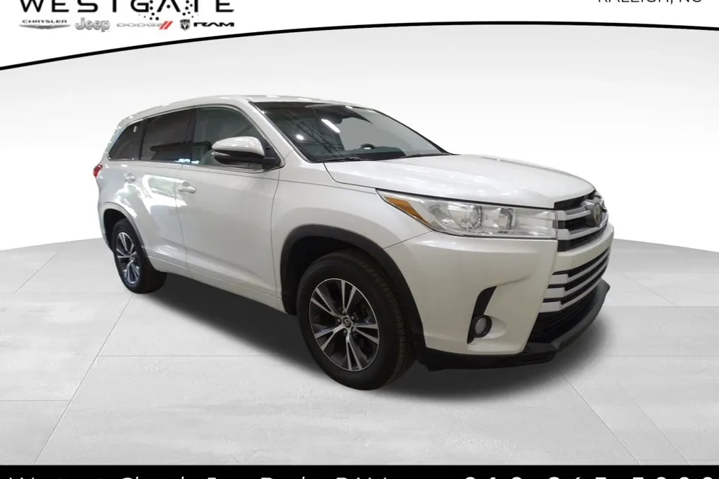 2017 Toyota Highlander LE Plus photo 1