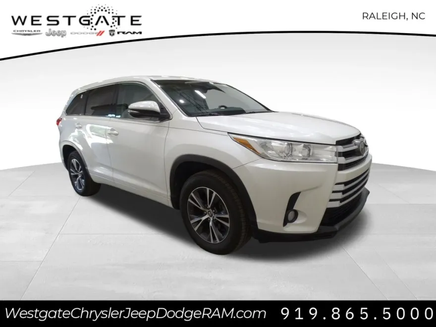2017 Toyota Highlander LE Plus photo 1