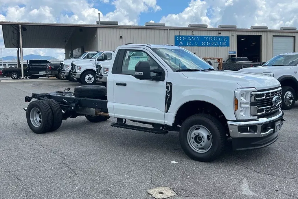 2025 Ford F-350 XL photo 1