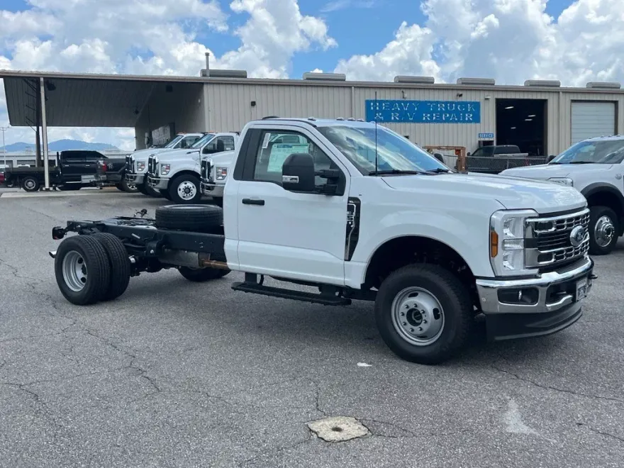 2025 Ford F-350 XL photo 1