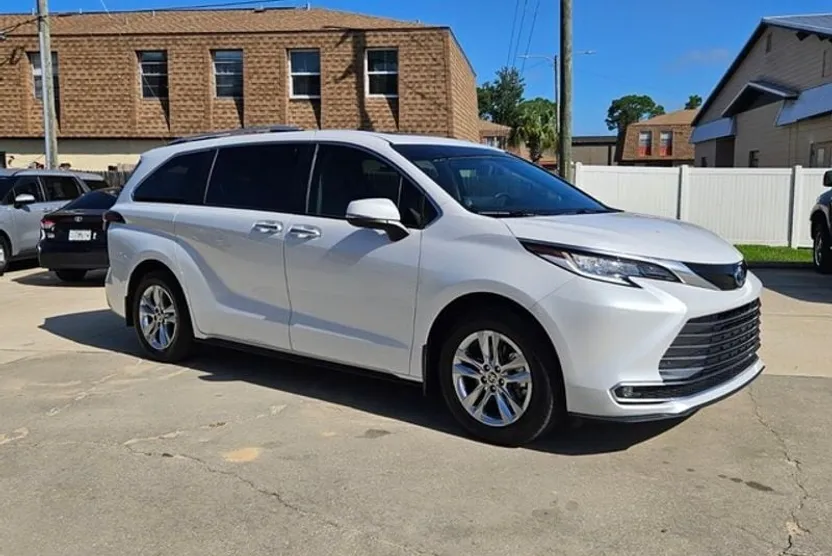 2024 Toyota Sienna Limited photo 1