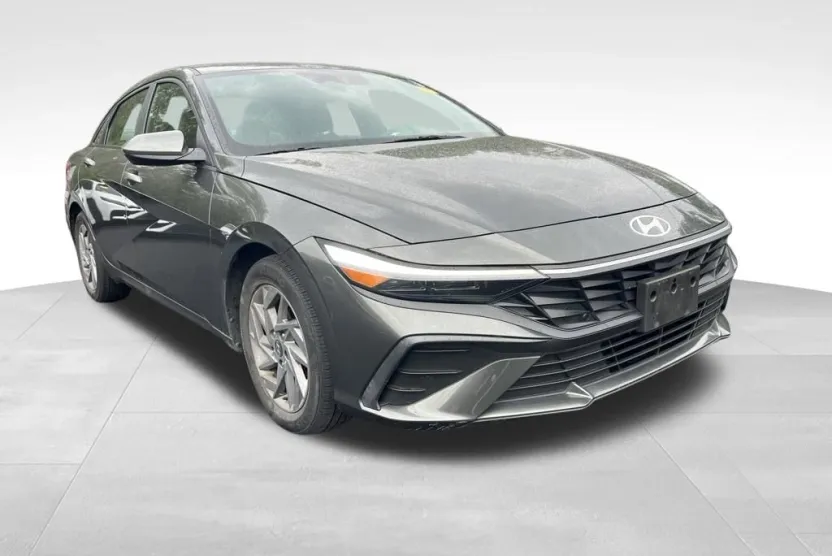 2024 Hyundai Elantra SEL photo 1