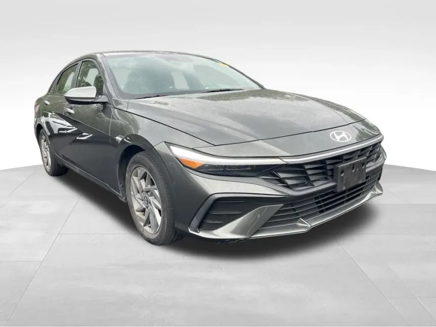 2024 Hyundai Elantra SEL photo 1