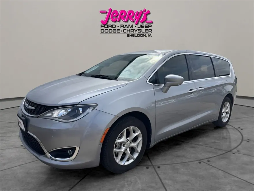 2020 Chrysler Pacifica Touring photo 1
