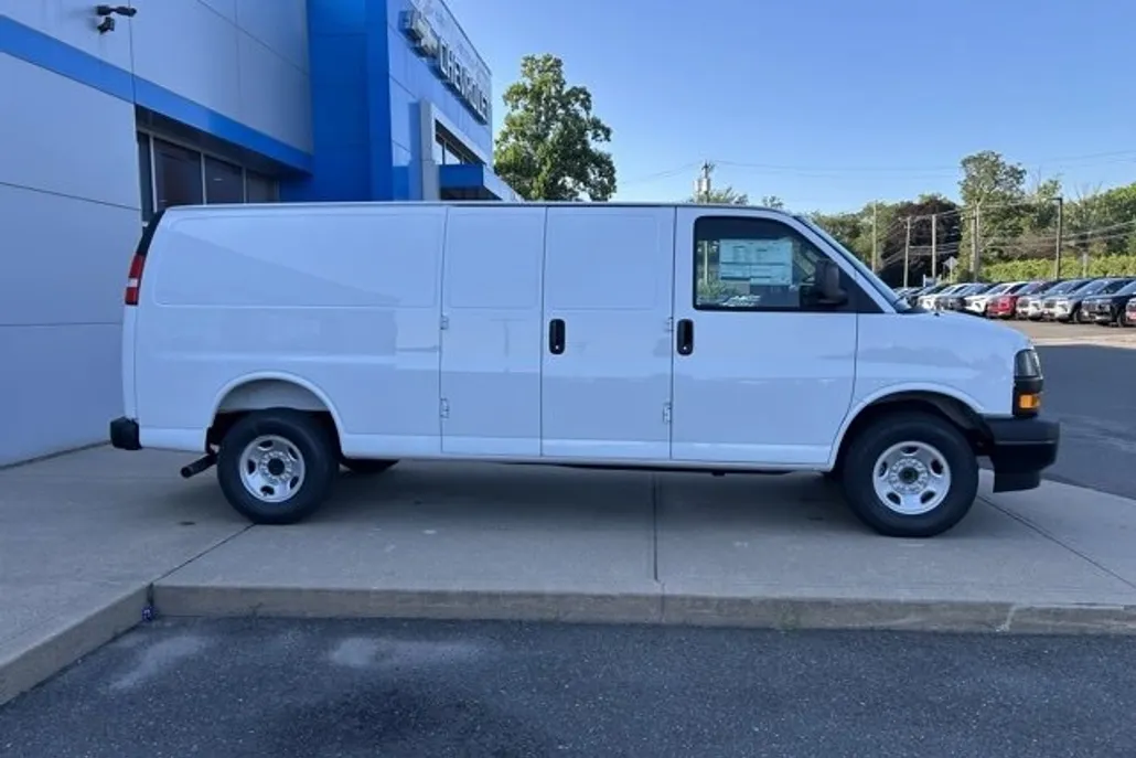 2025 Chevrolet Express Cargo 3500 photo 1