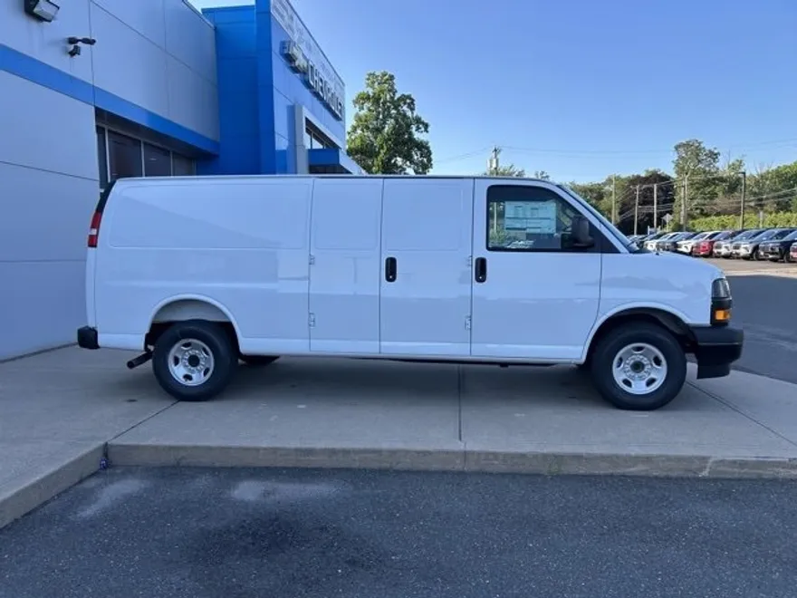 2025 Chevrolet Express Cargo 3500 photo 1