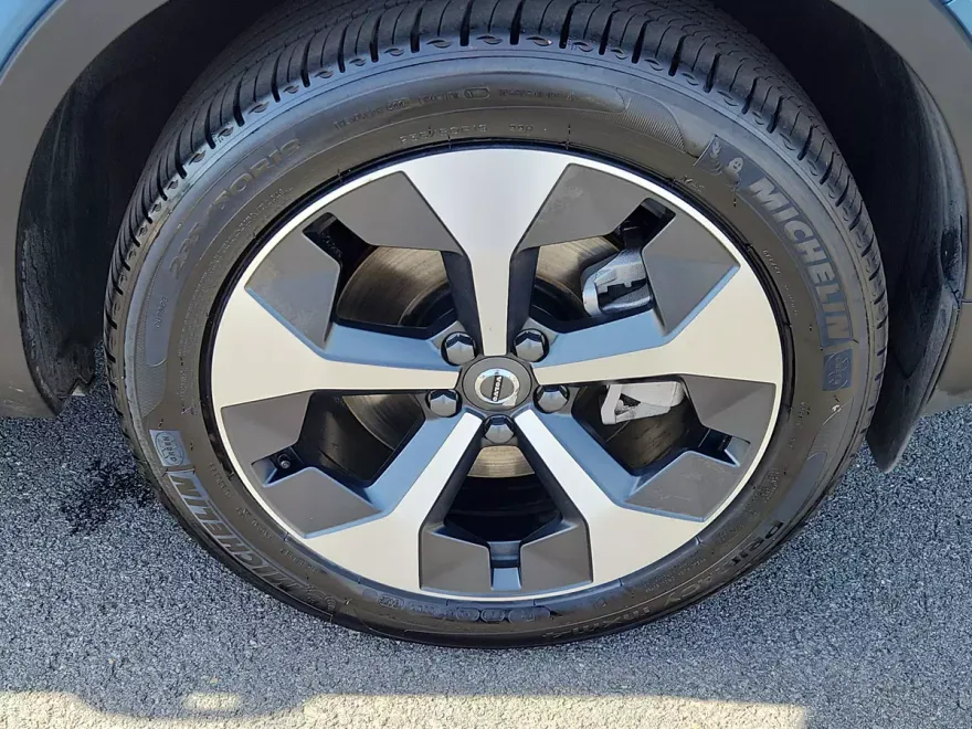 2025 Volvo XC40 AWD Plus photo 1