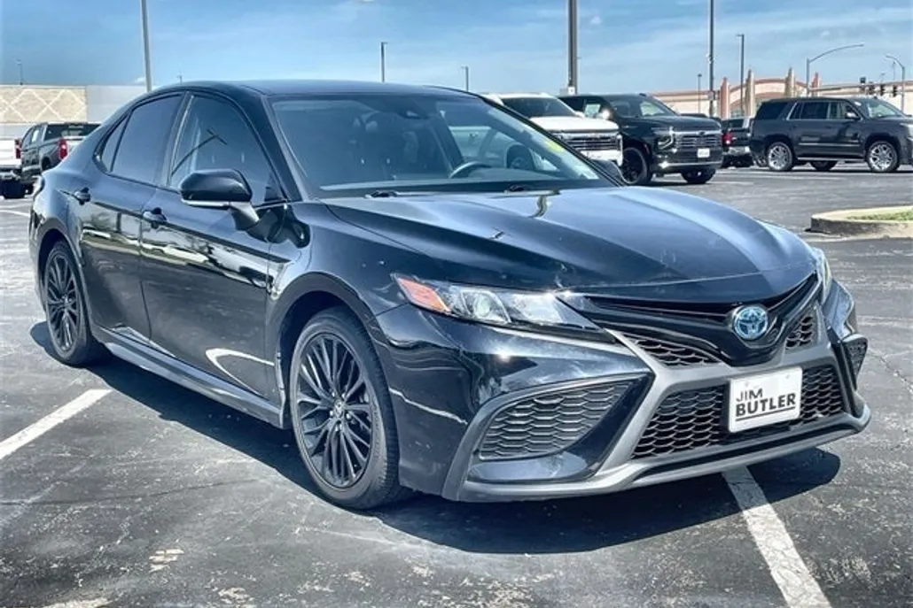 2022 Toyota Camry Hybrid SE photo 1