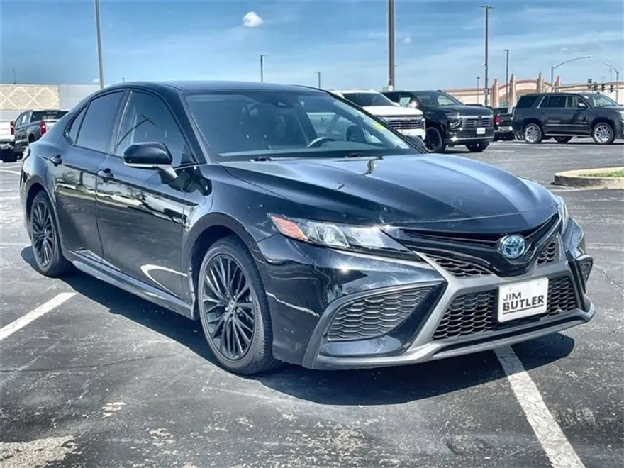 2022 Toyota Camry Hybrid SE photo 1