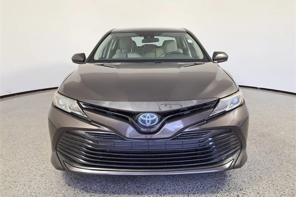 2019 Toyota Camry Hybrid LE photo 1