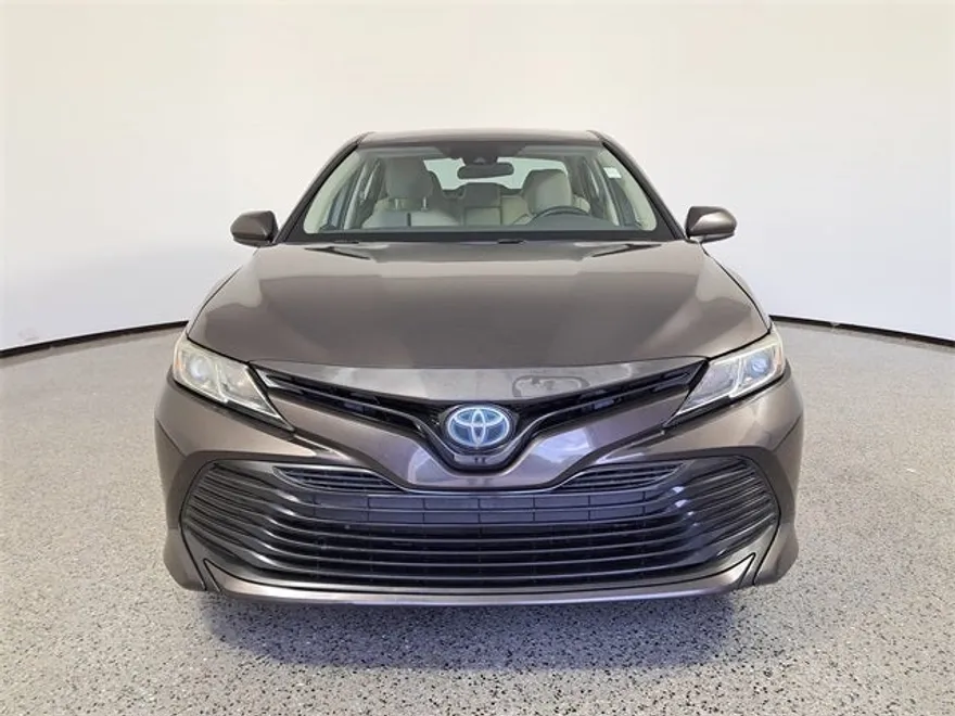 2019 Toyota Camry Hybrid LE photo 1