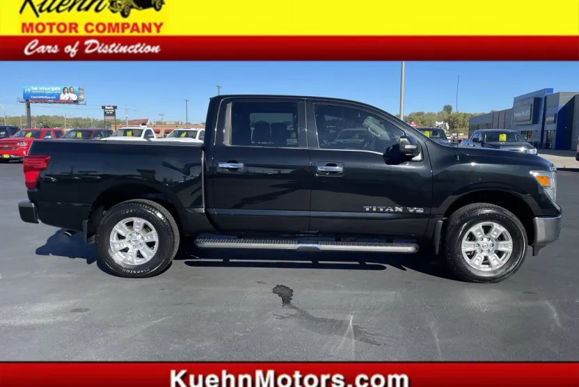 2018 Nissan Titan Crew Cab SV photo 1