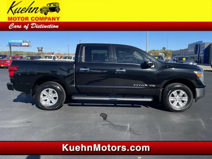 2018 Nissan Titan Crew Cab SV photo 1