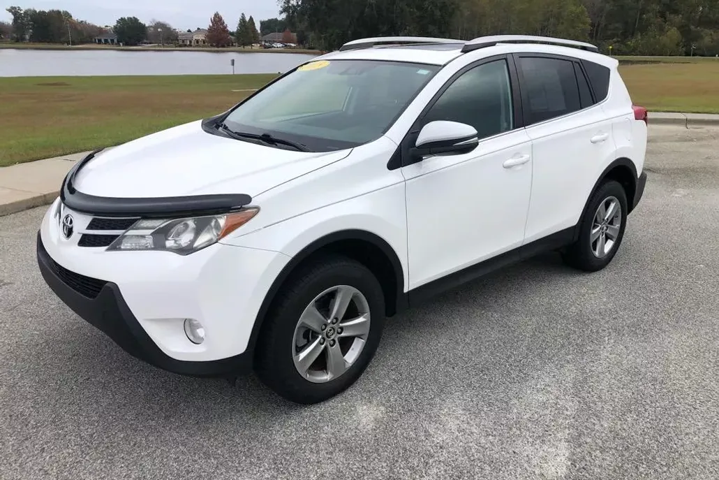 2015 Toyota RAV4 XLE photo 1