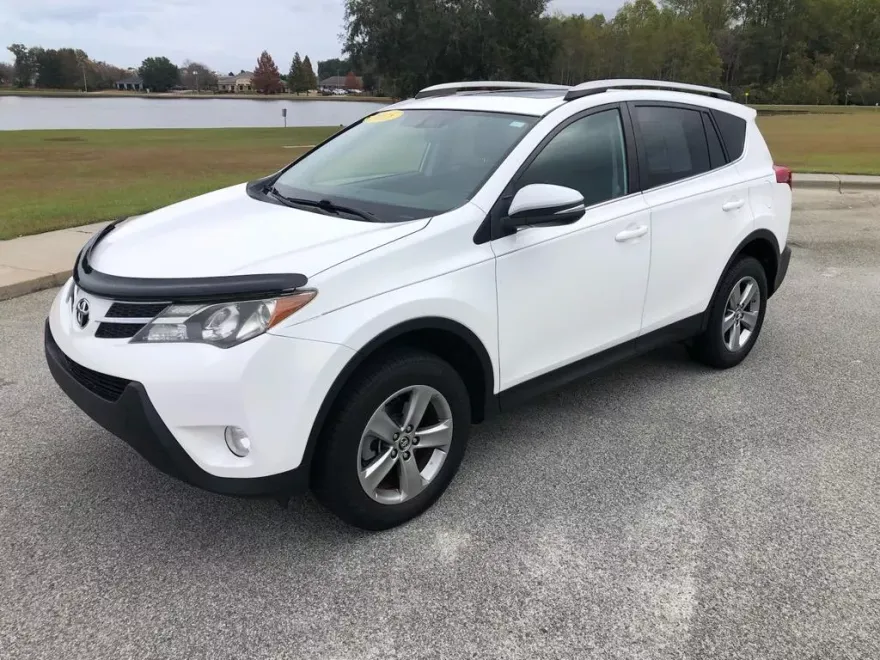 2015 Toyota RAV4 XLE photo 1