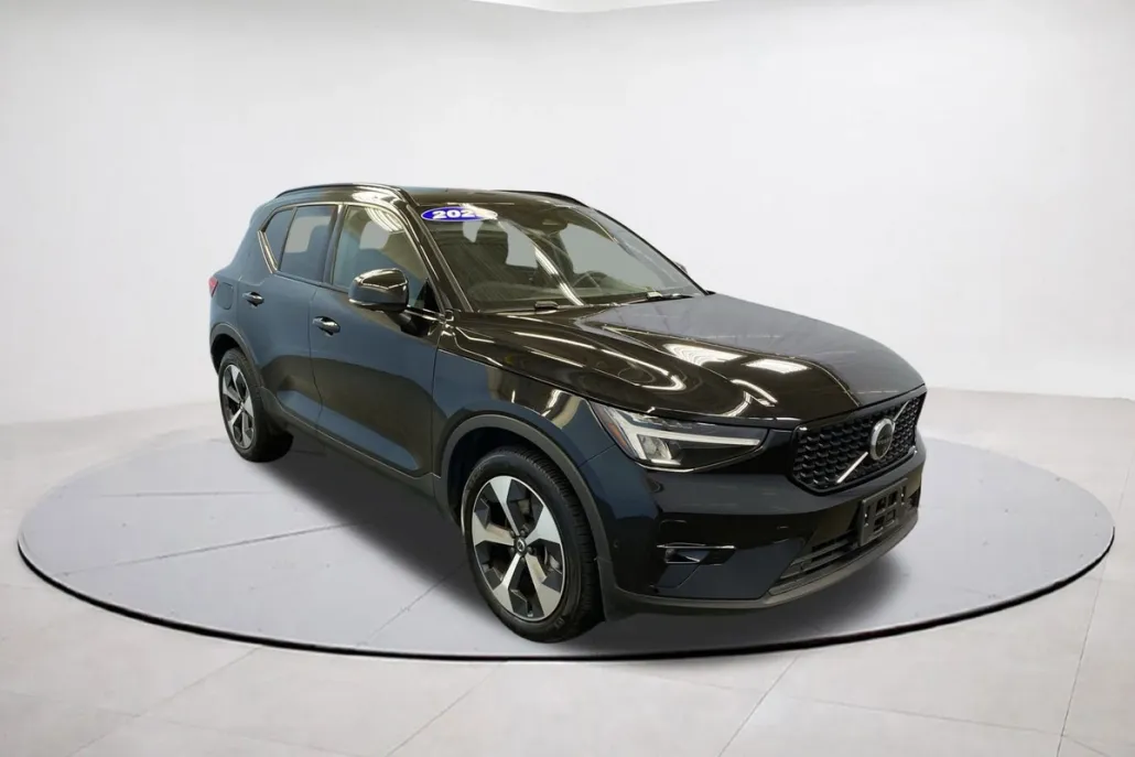 2025 Volvo XC40 Plus photo 1