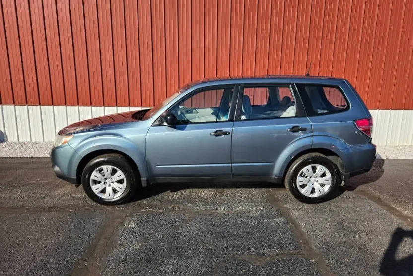2009 Subaru Forester X photo 1
