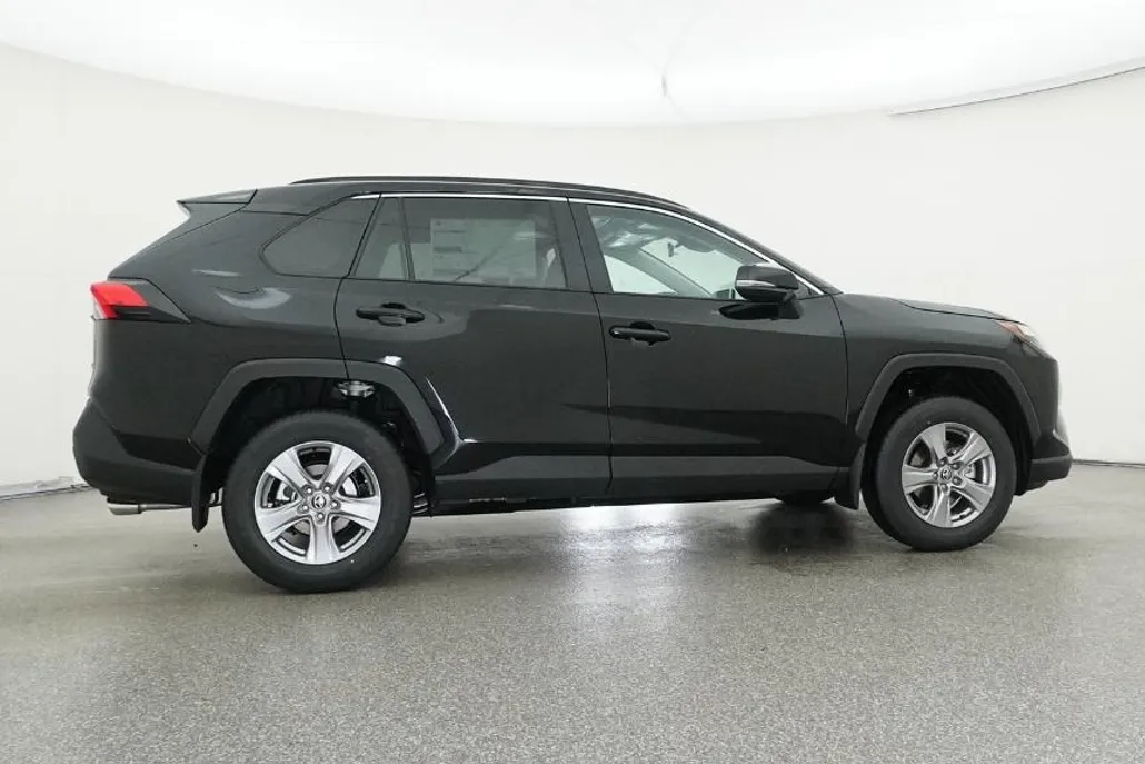 2025 Toyota RAV4 XLE photo 1