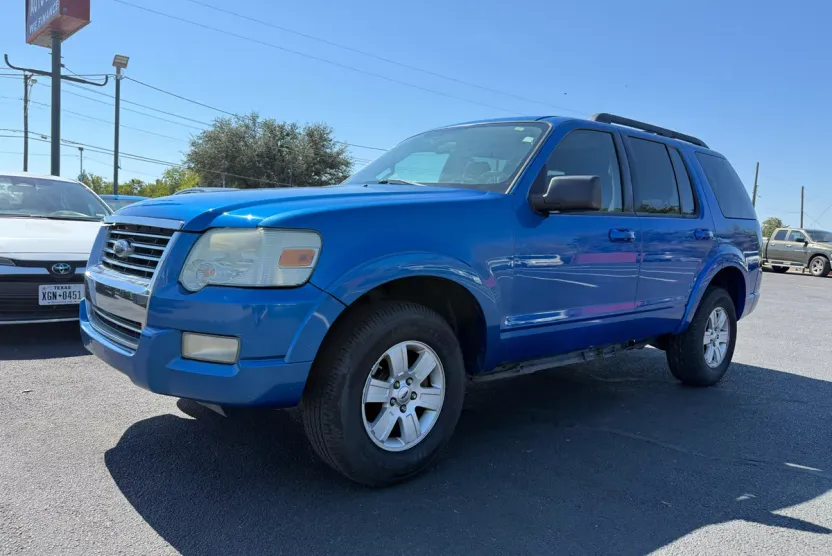 2010 Ford Explorer XLT photo 1