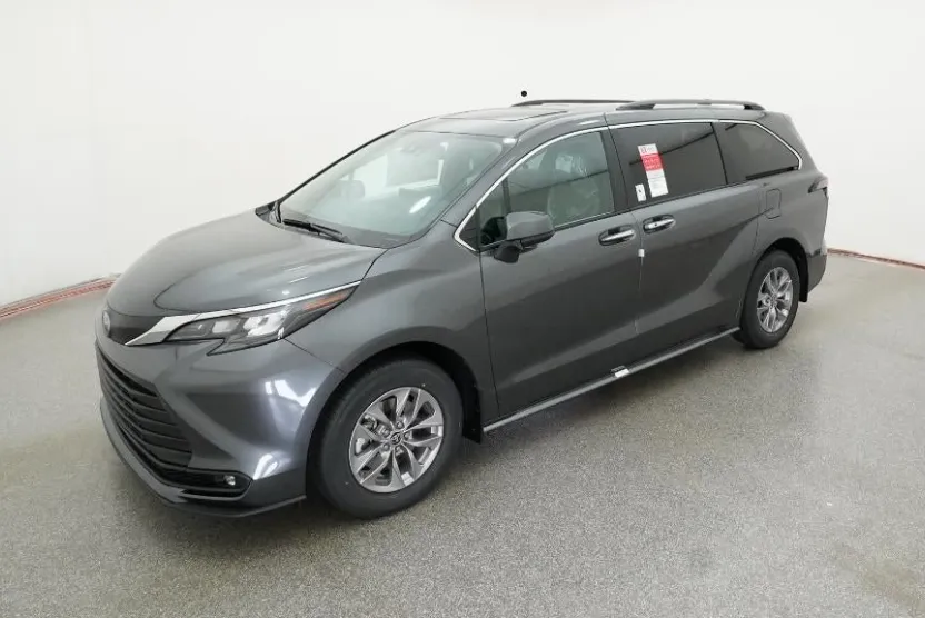 2025 Toyota Sienna XLE photo 1