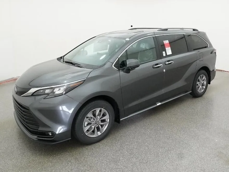 2025 Toyota Sienna XLE photo 1
