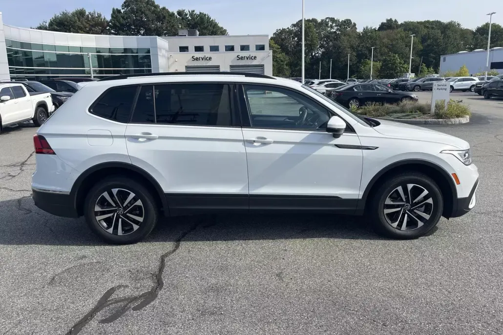 2022 Volkswagen Tiguan S photo 1