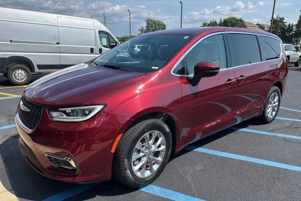2023 Chrysler Pacifica Touring L photo 1