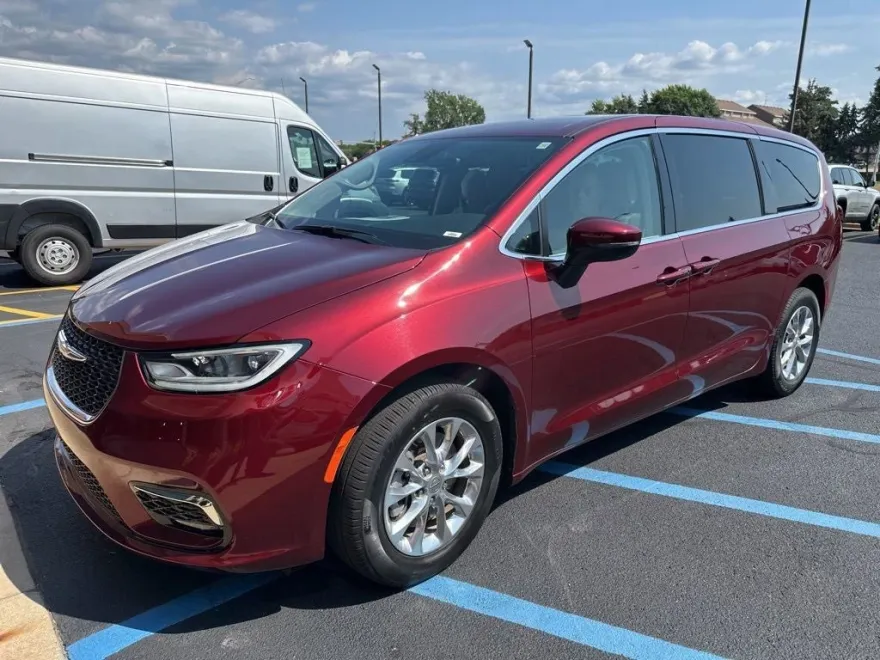 2023 Chrysler Pacifica Touring L photo 1