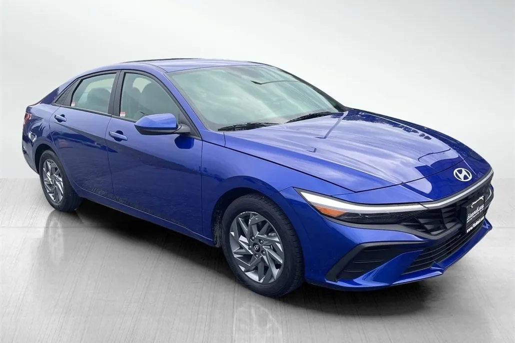 2024 Hyundai Elantra SEL photo 1